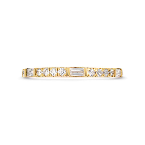 Round & baguette cut diamond ring in yellow gold
