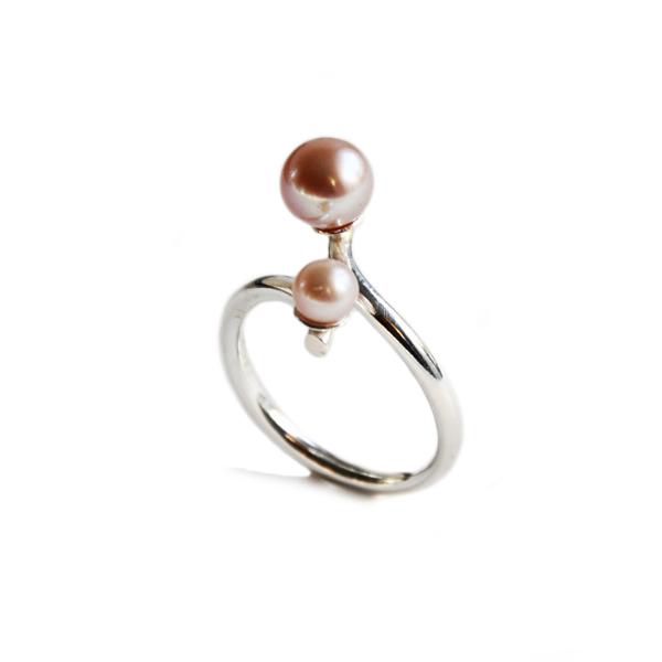 SILHOUETTE coil ring with two blush pearls