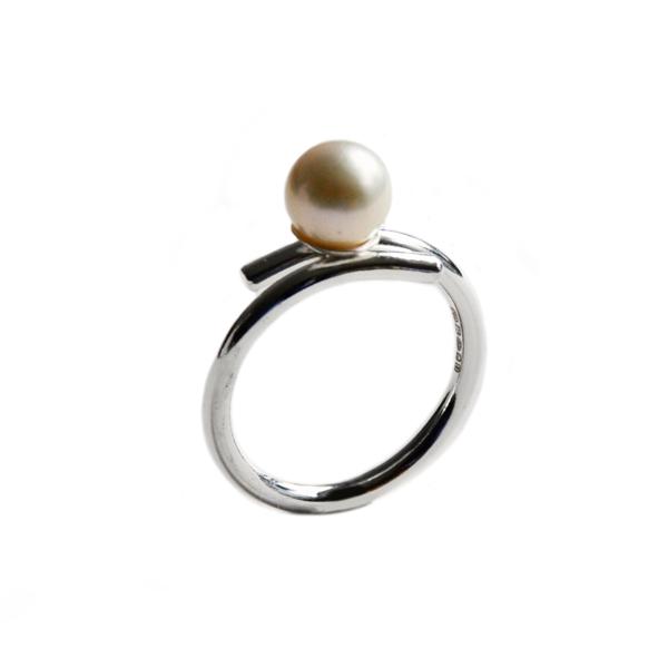 SILHOUETTE closed coil ring with pearl
