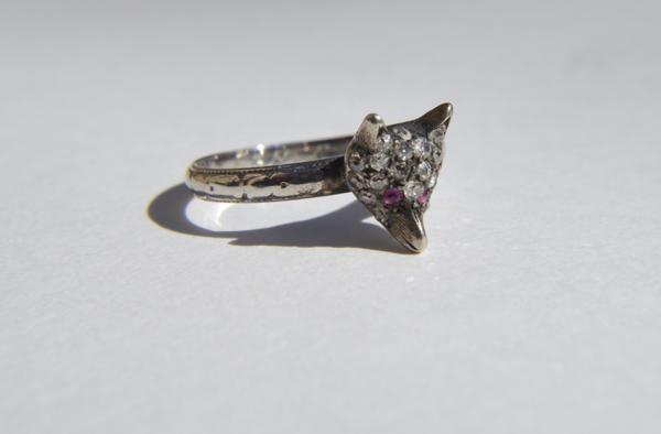 Antique Art Deco 1920s Diamond Ruby Fox 18 Karat White Gold Ring