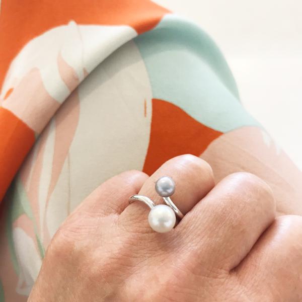 SILHOUETTE coil ring with two pearls